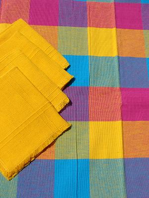 Novedades / Mantel de algodón Cuadros Azul Rojo Amarillo 1.2mts Cuadrado (4 personas) / Las bellas combinaciones de colores de este mantel de algodón tejido a mano le darán el toque perfecto a su arreglo de mesa.